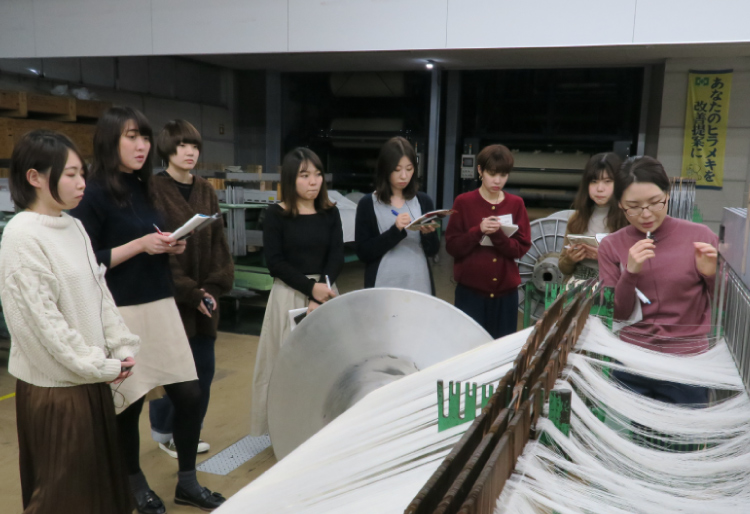 紡績・織布・編み・染色整理などの技術を間近で見学できる